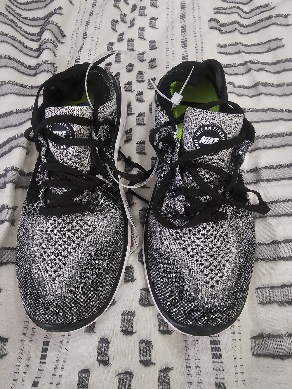 New Boys Nike Flyknit Black and White Running Shoes Size 5/6